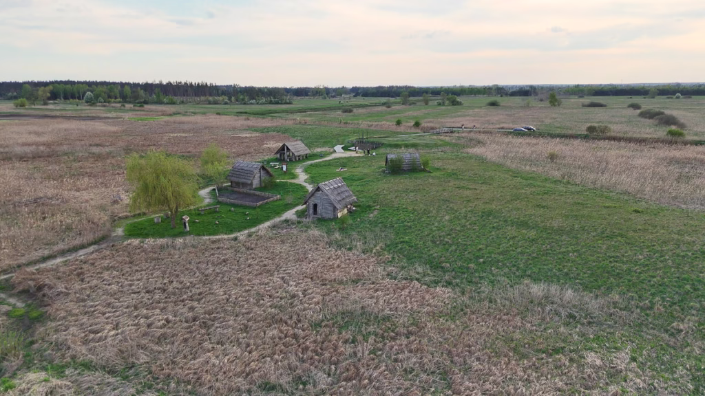"widok z góry na grodzisko w żmijowiskach"